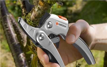 Comfort záhradné nožnice so západkou SmartCut Gardena